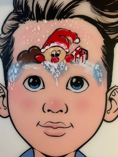 Junge mit weihnachtlichem Gesichtsbemalung, inklusive Santa und Geschenken auf der Stirn.